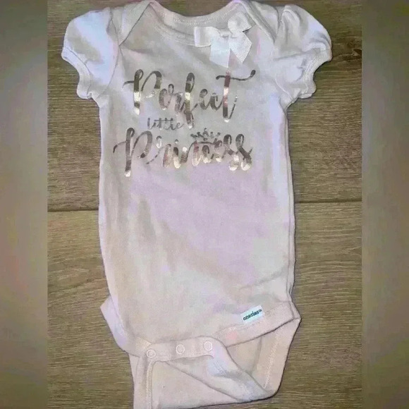 5/$10-Gerber Baby Girl Pink Princess Onesie With Bow Size 3-6 Months - Picture 1 of 3